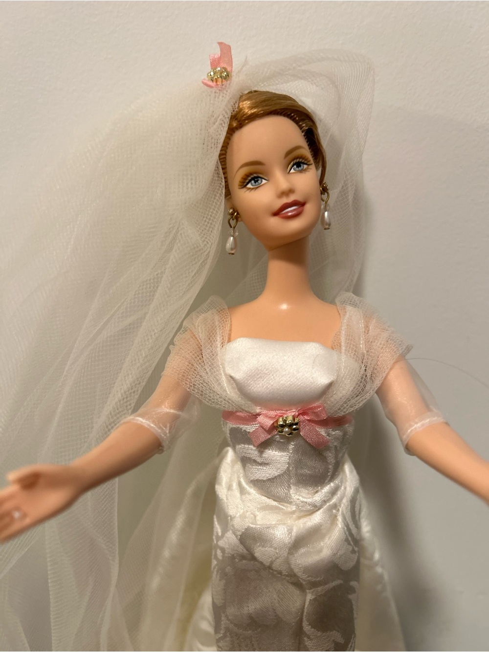2002 Sophisticated Wedding Barbie – The Bridal Collection #53370 - Picture 2 of 12